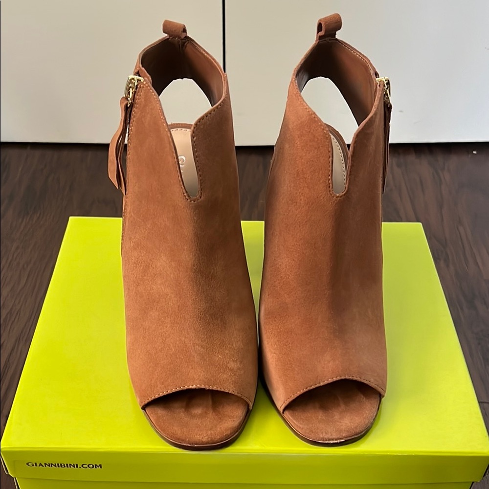 Gianni Bini Tylar Peep-Toe Heeled Booties in Tan size 7.5